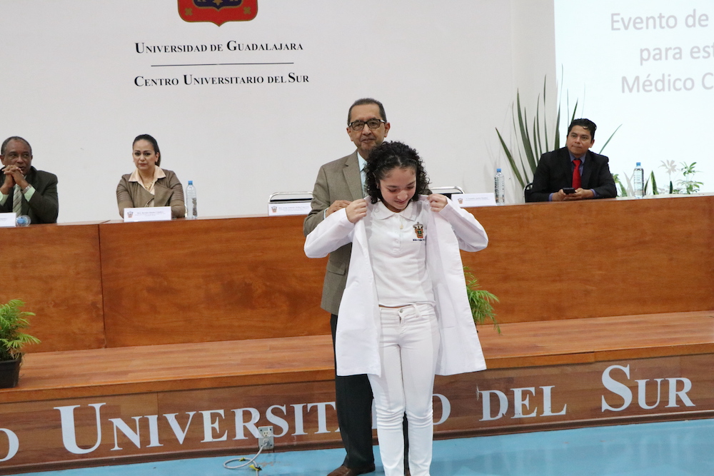 Realizan Ceremonia De Imposici N De Batas Blancas A Estudiantes De